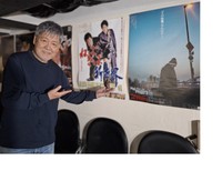 自身が出演した上西雄大監督作品のポスター前でさらなる意欲を示す「人造人間キカイダー」の主演俳優・伴大介＝都内