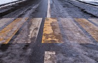 降雪〜大雪時に歩く時は、横断歩道の白線部分に気をつけよう※画像はイメージです（sergio34/stock.adobe.com）
