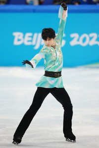 男子フリーで演技をする羽生結弦