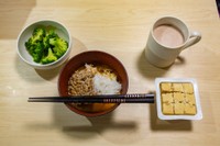 「1カ月の食費＝年齢×1000円」29歳時の食事メニュー＝「一人旅研究会」さんのX（@hitoritabiken）より