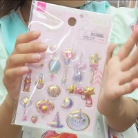 「ボンボンドロップシール買ってもらったの！」とダイソーのシールに大喜び（提供：@ariii__916さん）
