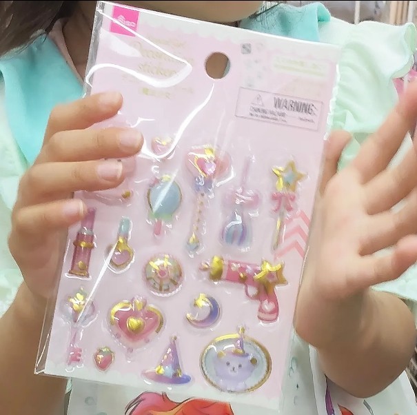 「ボンボンドロップシール買ってもらったの！」とダイソーのシールに大喜び（提供：@ariii__916さん）
