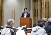 自治会長会の研修会であいさつする八木さん