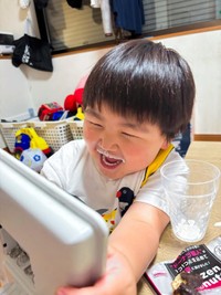 牛乳のお髭に大爆笑の息子さん（提供：@ginmugi0205さん）
