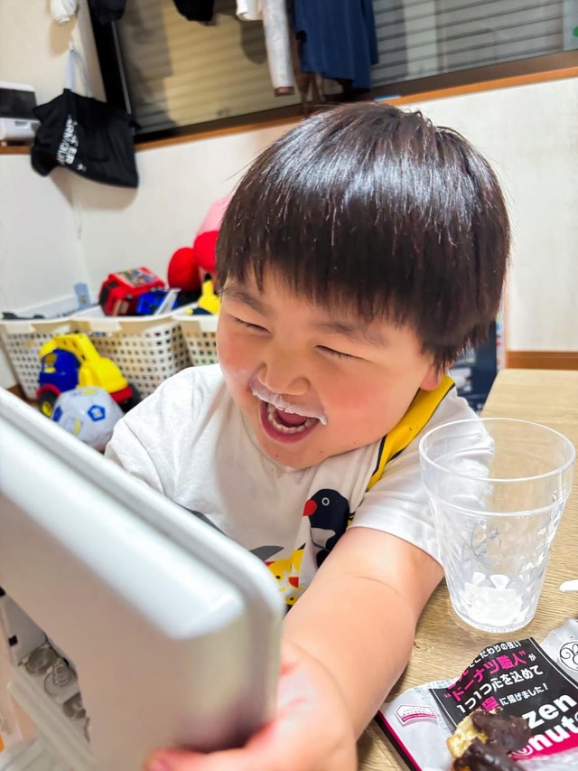 牛乳のお髭に大爆笑の息子さん（提供：@ginmugi0205さん）
