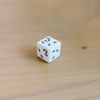 八羽さんが作った角砂糖にむらがるアリをイメージしたサイコロ（画像提供：八羽さん）