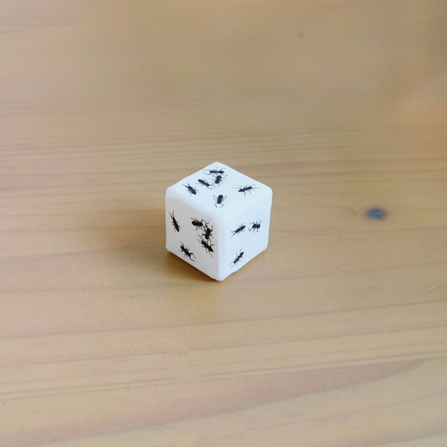 八羽さんが作った角砂糖にむらがるアリをイメージしたサイコロ（画像提供：八羽さん）