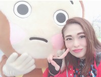 4年前のイベントでヒバゴンとツーショット撮影する西城町観光協会の岡崎優子氏