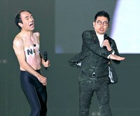 ゲーム対決で勝利し、江頭２：５０（左）を本気でビンタする宮迫博之＝京セラドーム（撮影・高部洋祐）