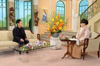 黒柳徹子さん（右）とトークを展開する伊藤淳史さん