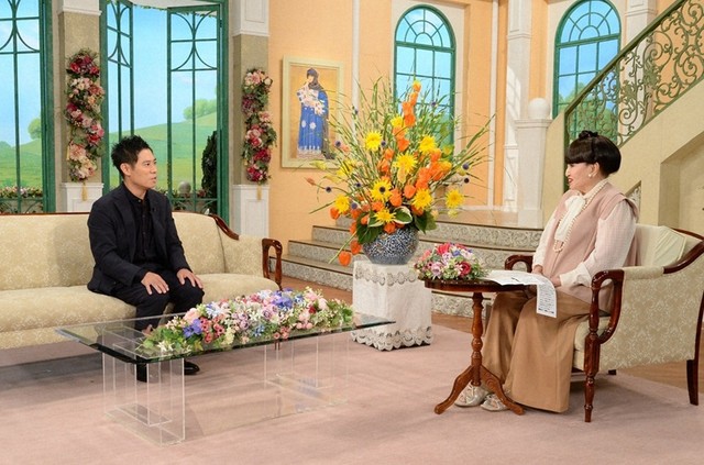 黒柳徹子さん（右）とトークを展開する伊藤淳史さん