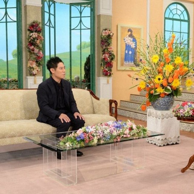 黒柳徹子さん（右）とトークを展開する伊藤淳史さん