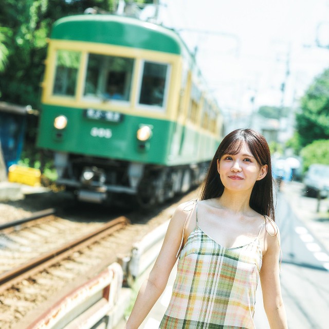 岡本彩夏（撮影／高橋慶佑　ヘアメイク／海瀬志津奈（JULLY）　スタイリング／鮎川恵子）