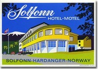 青空に黄色の外観が映えるノルウェーのSOLFONN HOTEL（the world of hotel labelのサイトより）