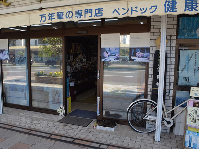 ロクがお気に入りの段ボールは、店の自動扉近くに置かれている