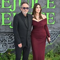 　ティム・バートン監督（左）とモニカ・ベルッチ