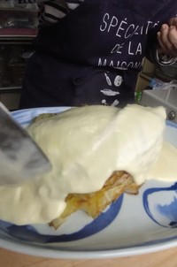 とろとろキャベツのチーズソースの調理風景/ハクライドウさん（@hakuraidou）提供