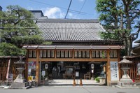 六猫市が開催される「因幡堂平等寺」。京都市中心部の烏丸通りにある。御本尊は「日本三如来」といわれる薬師如来立像（重要文化財）。病気平癒、特に「ガン封じのお薬師さま」として篤い信仰を受けている
