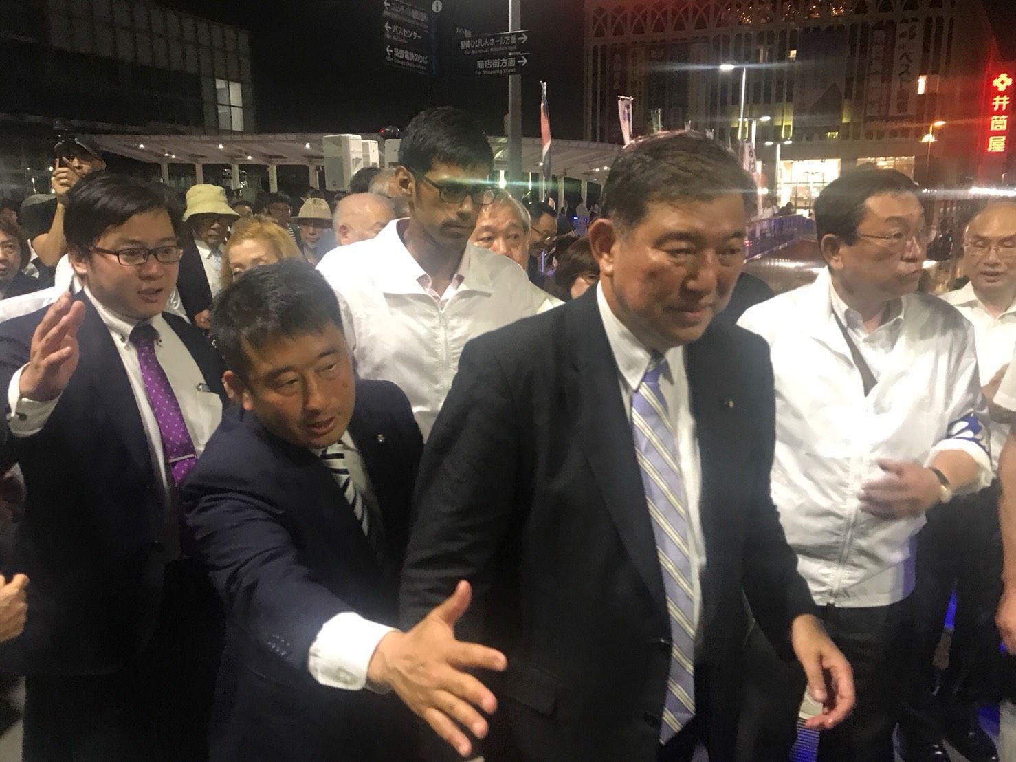 石破茂氏の秘書だった頃の田中さん（中央左）