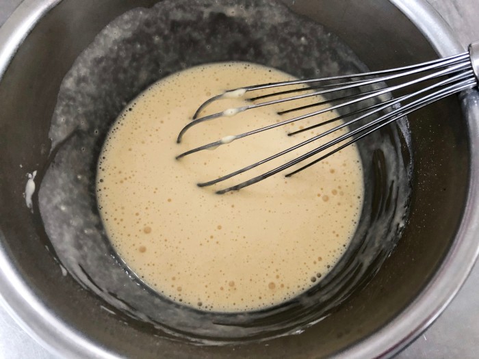 2. 米粉とベーキングパウダーを加え、なめらかになるまで混ぜる。