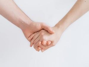 手のひらに不思議な感覚が残った。大嫌いな父の手を握った日のこと