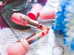 入念にメイクをしたデートに寝坊する彼。男性も化粧をしてみれば