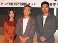 （左から）西田尚美、蟹江敬三さん、小澤征悦＝2005年