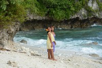 ニウエの海でポーズをとる（左から）エッサ・アイヌウさんとフィシカファ・ルビンさん