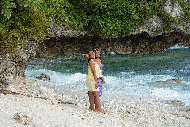 ニウエの海でポーズをとる（左から）エッサ・アイヌウさんとフィシカファ・ルビンさん