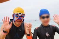 レースを終えて笑顔の2人。父の教えは「小指を下に向けすぎると腕と肩が内側にねじれ、肩に負担がかかります。その状態で何百回も腕を回すと、肩の中の筋肉や腱がこすれたり、はさまれたりして、痛みにつながることがあります」とのこと。「大切なのは、小指から入れることよりも肩が自然に動くこと。無理に小指を向けず、手の甲から自然に入るくらいでも大丈夫です」／水泳おとーさんZ（@superotoosan）さん提供