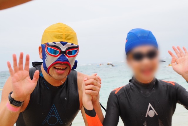レースを終えて笑顔の2人。父の教えは「小指を下に向けすぎると腕と肩が内側にねじれ、肩に負担がかかります。その状態で何百回も腕を回すと、肩の中の筋肉や腱がこすれたり、はさまれたりして、痛みにつながることがあります」とのこと。「大切なのは、小指から入れることよりも肩が自然に動くこと。無理に小指を向けず、手の甲から自然に入るくらいでも大丈夫です」／水泳おとーさんZ（@superotoosan）さん提供