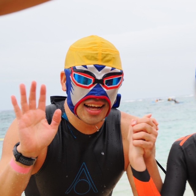 レースを終えて笑顔の2人。父の教えは「小指を下に向けすぎると腕と肩が内側にねじれ、肩に負担がかかります。その状態で何百回も腕を回すと、肩の中の筋肉や腱がこすれたり、はさまれたりして、痛みにつながることがあります」とのこと。「大切なのは、小指から入れることよりも肩が自然に動くこと。無理に小指を向けず、手の甲から自然に入るくらいでも大丈夫です」／水泳おとーさんZ（@superotoosan）さん提供