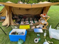 快適そうなテント。棚まで持参してまさに「部屋」