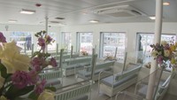 船内は瀬戸内の多島美が見渡せる開放的な空間に