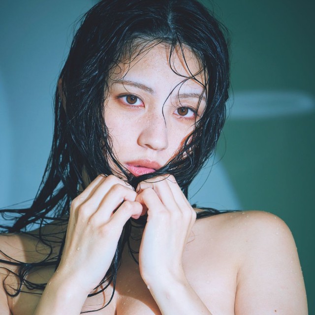 「週プレ」に登場した花咲楓香©岡本武志／集英社