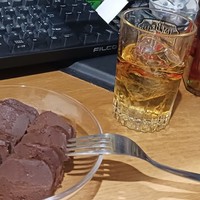 教え子から届いた生チョコレートと、合わせて楽しんだジョニーウォーカー ブラックラベル12年／間野さん（@MANOHIKO）提供＝画像をトリミングしています