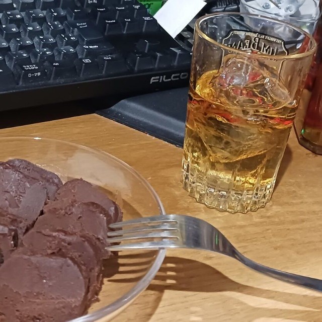 教え子から届いた生チョコレートと、合わせて楽しんだジョニーウォーカー ブラックラベル12年／間野さん（@MANOHIKO）提供＝画像をトリミングしています