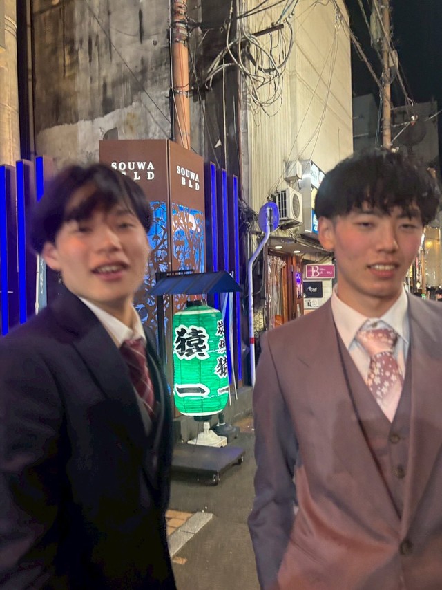 成人式の二次会で繁華街を歩くきょうやさん（右）／きょうやさん（@rakyo.8）提供