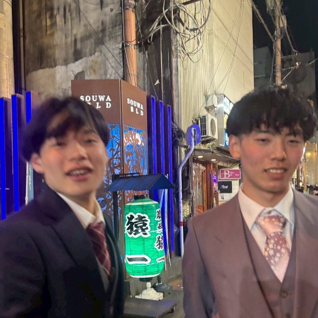 成人式の二次会で繁華街を歩くきょうやさん（右）／きょうやさん（@rakyo.8）提供