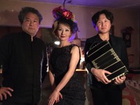 公演を終えた直後の（左から）ピアニスト谷川賢作さん、木全晶子さん、バンドネオン奏者の生島大輔さん