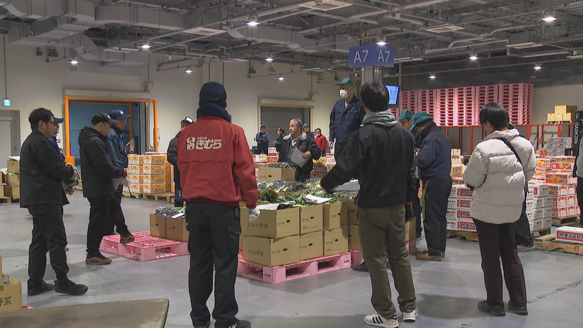 高松市中央卸売市場で初せり 年始の野菜や果物の価格は安定 | KSB