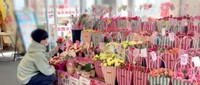 母の日にカーネーションを選ぶひろさん／投稿主さん提供