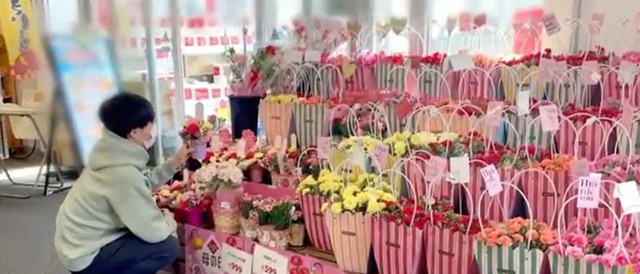 母の日にカーネーションを選ぶひろさん／投稿主さん提供