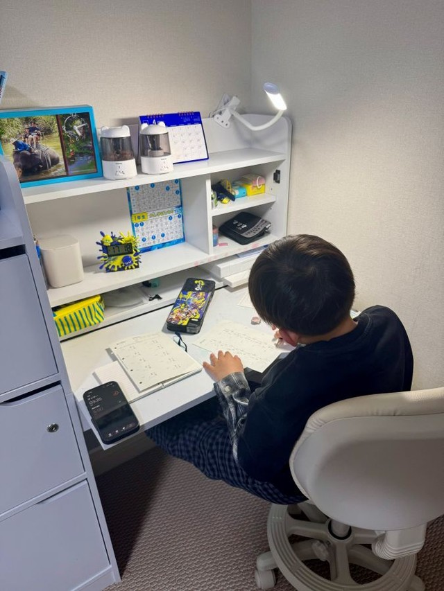 集中して勉強に取り組む坂井さんの息子さん。 ※坂井秀人さん提供