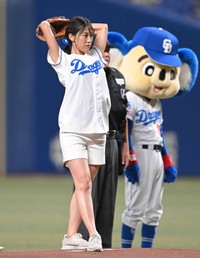 始球式を務める亀蔦なごみアナウンサー＝2023年