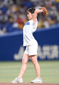 始球式を務める亀蔦なごみアナウンサー＝2023年