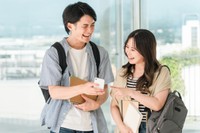 動画を見て笑う学生の男女※画像はイメージです（buritora/stock.adobe.com）