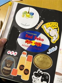 余白ページにはシールをペタペタ。お互いの今の「好き」を知ることができるのも嬉しい（マキロンさんThreadsより）