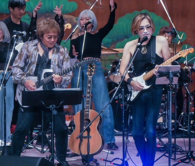 ROLLY（左）とのツインギターも見どころのひとつ