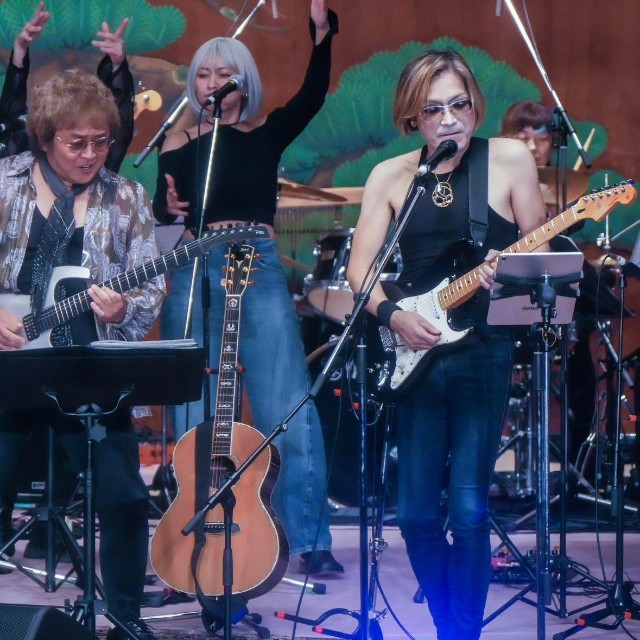 ROLLY（左）とのツインギターも見どころのひとつ